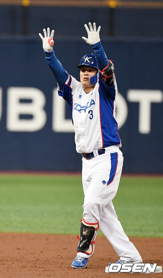 2회말 1사 1루 한국 민병헌이 1타점 적시 2루타를 때린 뒤 세레머니를 하고 있다. /youngrae@osen.co.kr