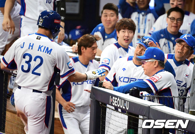 2회말 1사 2루에서 한국 김재환이 김현수의 선제 1타점 적시타에 홈을 밟고 김경문 감독과 기뻐하고 있다. /jpnews@osen.co.kr