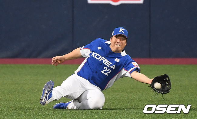1회말 2사 한국 김현수가 캐나다 에릭 우드의 타구를 잡아내고 있다. /youngrae@osen.co.kr