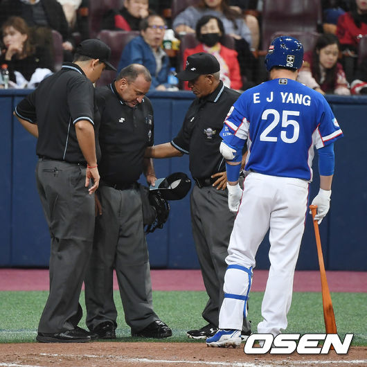 2회초 1사 자이로 멘도자 구심이 한국 양의지의 파울타구에 맞은 뒤 통증을 호소하고 있다. /youngrae@osen.co.kr