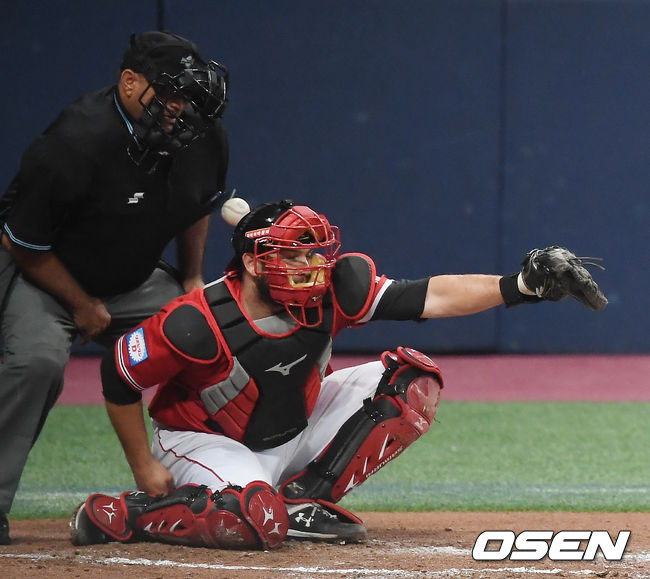 2회초 1사 자이로 멘도자 구심이 한국 양의지의 파울 타구에 맞고 있다. /youngrae@osen.co.kr