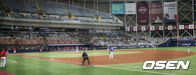 2회말 구심의 부상으로 1루심이 구심으로 이동해 2루심 없이 경기를 치르고 있다. /youngrae@osen.co.kr