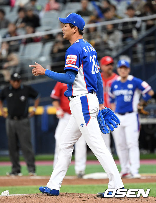 7일 오후 서울 고척스카이돔에서 '2019 세계야구소프트볼연맹(WBSC) 프리미어12' 예선 C조 대한민국과 캐나다의 경기가 열렸다.3회말 2사에서 대한민국 김광현이 캐나다 홀에게 볼넷을 허용하며 아쉬워하고 있다./sunday@osen.co.kr