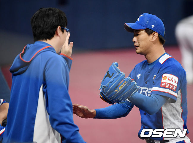 6회말 이닝을 마친 한국 김광현이 동료들의 축하를 받으며 더그아웃으로 들어오고 있다. /youngrae@osen.co.kr