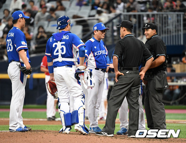 7일 오후 서울 고척스카이돔에서 '2019 세계야구소프트볼연맹(WBSC) 프리미어12' 예선 C조 대한민국과 캐나다의 경기가 열렸다.7회말 2사 1루에서 마운드를 방문한 대한민국 최일언 코치가 3루심과 이야기를 나누고 있다./sunday@osen.co.kr