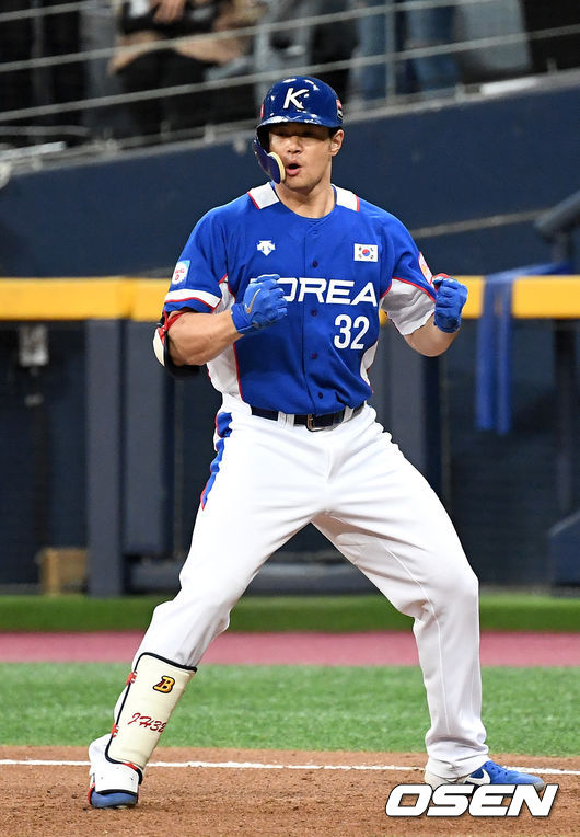 7일 오후 서울 고척스카이돔에서 '2019 세계야구소프트볼연맹(WBSC) 프리미어12' 예선 C조 대한민국과 캐나다의 경기가 열렸다.6회초 2사 만루에서 대한민국 김재환이 우전 2타점 적시타를 치고 환호하고 있다./sunday@osen.co.kr