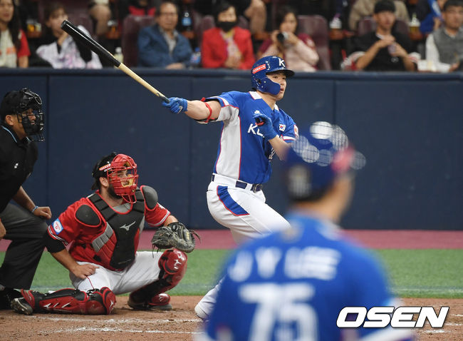 6회초 2사 만루 한국 김재환이 2타점 적시타를 때려내고 있다. /youngrae@osen.co.kr