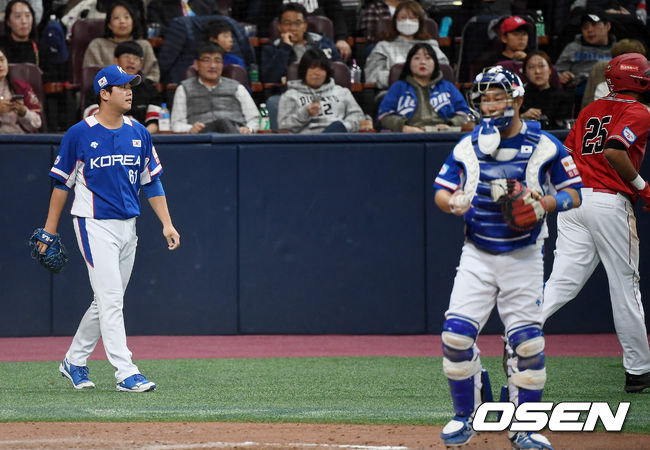 8회말 1사 1루 한국 함덕주가 캐나다 웨슬리 다빌에게 적시타를 허용한 뒤 아쉬워하고 있다. /youngrae@osen.co.kr