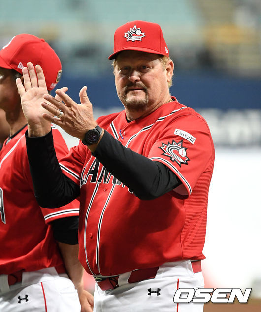 7일 오후 서울 고척스카이돔에서 '2019 세계야구소프트볼연맹(WBSC) 프리미어12' 예선 C조 대한민국과 캐나다의 경기가 열렸다.경기에 앞서 캐나다 어니 휘트 감독이 식전 행사를 갖고 있다./sunday@osen.co.kr