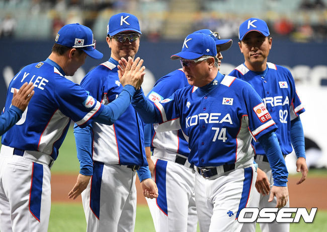 7일 오후 서울 고척스카이돔에서 '2019 세계야구소프트볼연맹(WBSC) 프리미어12' 예선 C조 대한민국과 캐나다의 경기가 열렸다.경기에 앞서 대한민국 김경문 감독이 코칭스태프와 하이파이브를 하고 있다./sunday@osen.co.kr