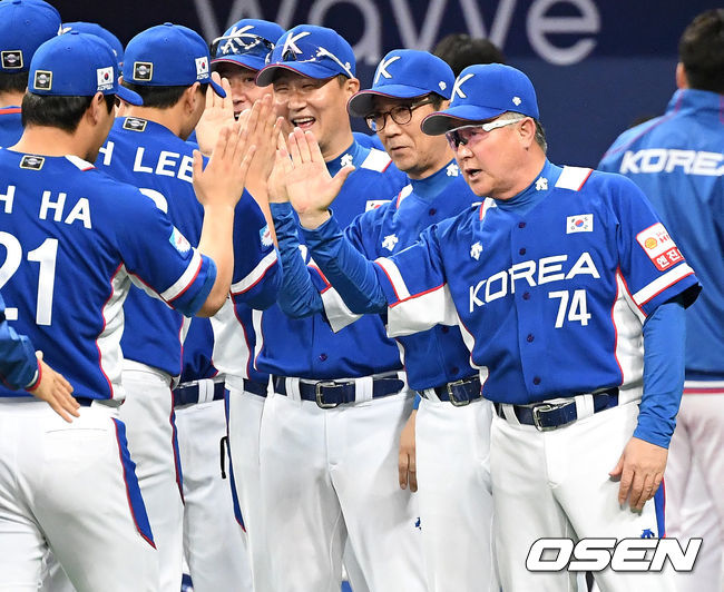 김경문 감독이 이끄는 한국 야구 대표팀은 7일 서울 고척 스카이돔에서 열린 2019 WBSC 프리미어12 C조 예선 2차전 캐나다와의 경기에서 3-1로 승리했다.경기 종료 후 대한민국 김경문 감독이 선수들과 승리의 기쁨을 나누고 있다. /sunday@osen.co.kr