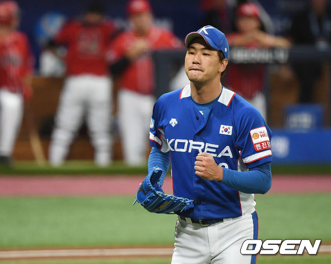 2회말 한국 김광현이 이닝을 마치고 더그아웃으로 들어오고 있다. /youngrae@osen.co.kr