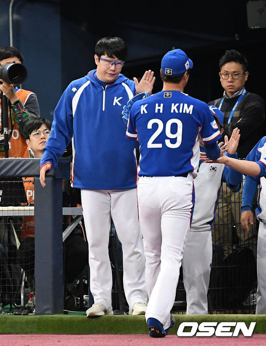 7일 오후 서울 고척스카이돔에서 '2019 세계야구소프트볼연맹(WBSC) 프리미어12' 예선 C조 대한민국과 캐나다의 경기가 열렸다.6회말 수비를 마친 대한민국 김광현이 양현종의 하이파이브를 받으며 더그아웃으로 가고 있다./sunday@osen.co.kr