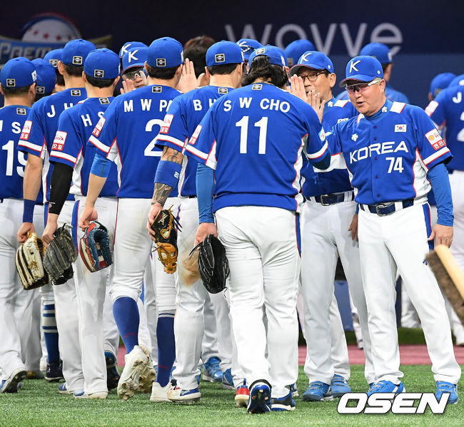 경기 후 한국야구대표팀 김경문 감독이 선수들과 승리의 기쁨을 나누고 있다. /sunday@osen.co.kr