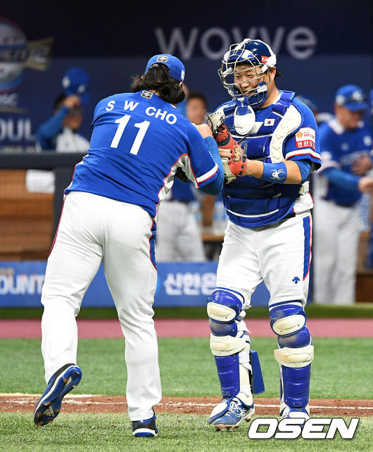 김경문 감독이 이끄는 한국 야구 대표팀은 7일 서울 고척 스카이돔에서 열린 2019 WBSC 프리미어12 C조 예선 2차전 캐나다와의 경기에서 3-1로 승리했다.경기 종료 후 대한민국 조상우와 양의지가 승리의 기쁨을 나누고 있다. /sunday@osen.co.kr