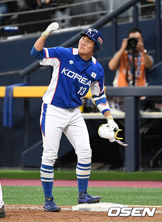 7일 오후 서울 고척스카이돔에서 '2019 세계야구소프트볼연맹(WBSC) 프리미어12' 예선 C조 대한민국과 캐나다의 경기가 열렸다.9회초 1사 2루에서 대한민국 허경민이 좌전 안타를 치고 세리머니를 하고 있다./sunday@osen.co.kr