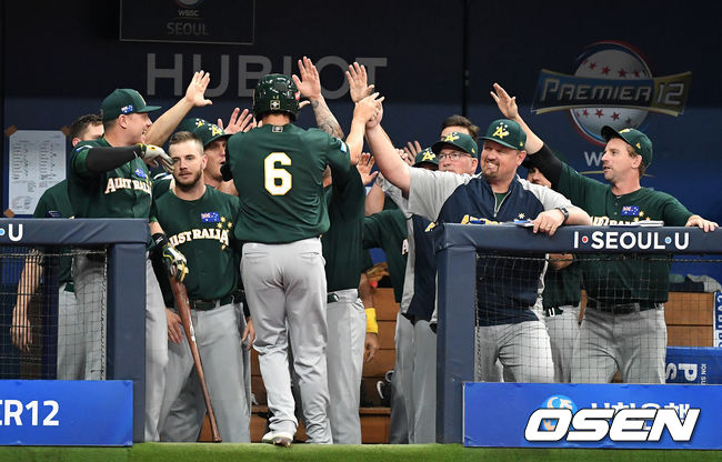 호주 더그아웃이 환호하고 있다. /sunday@osen.co.kr