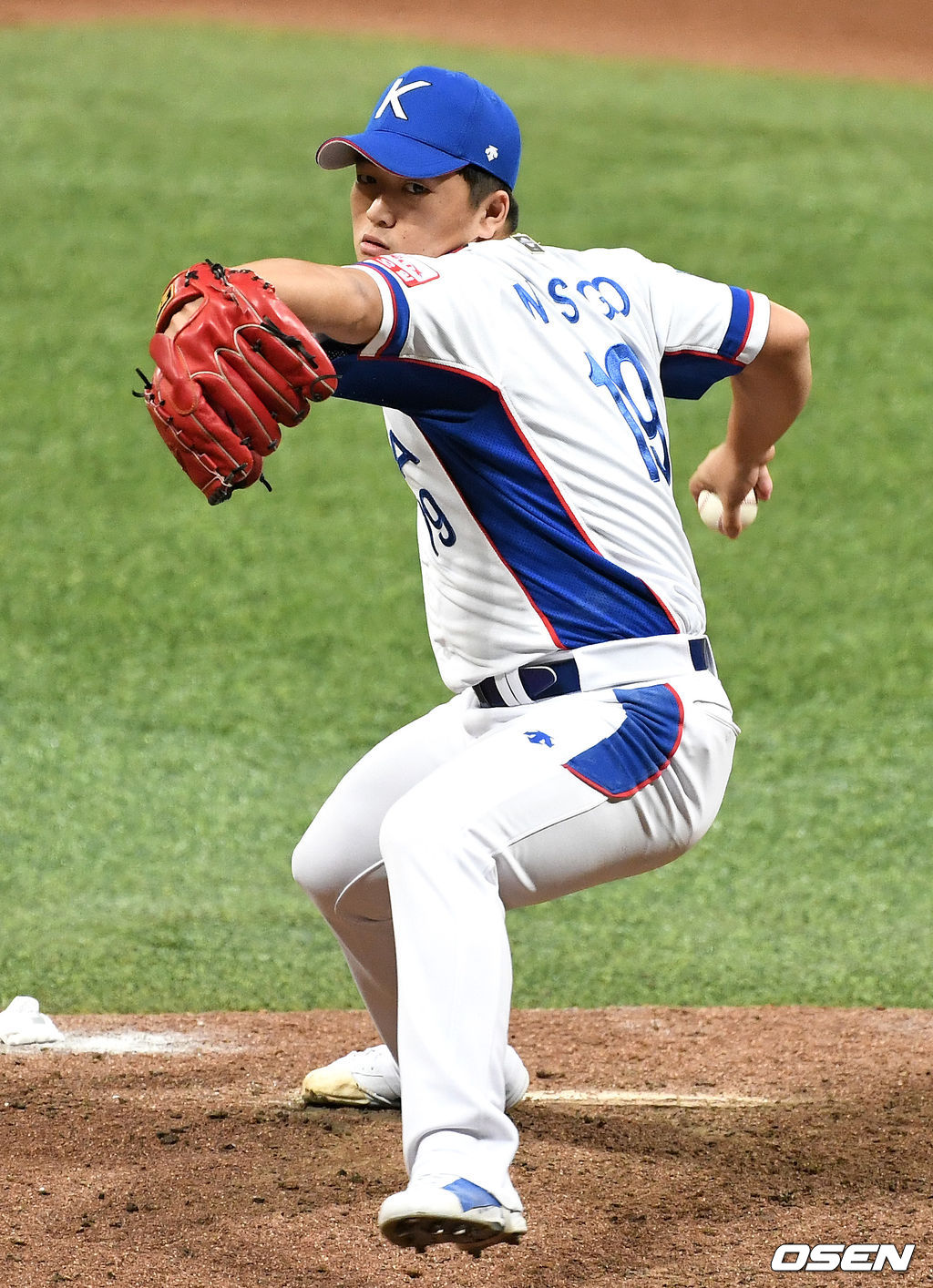 7회초 마운드에 오른 한국 투수 고우석이 힘차게 공을 뿌리고 있다. /dreamer@osen.co.kr