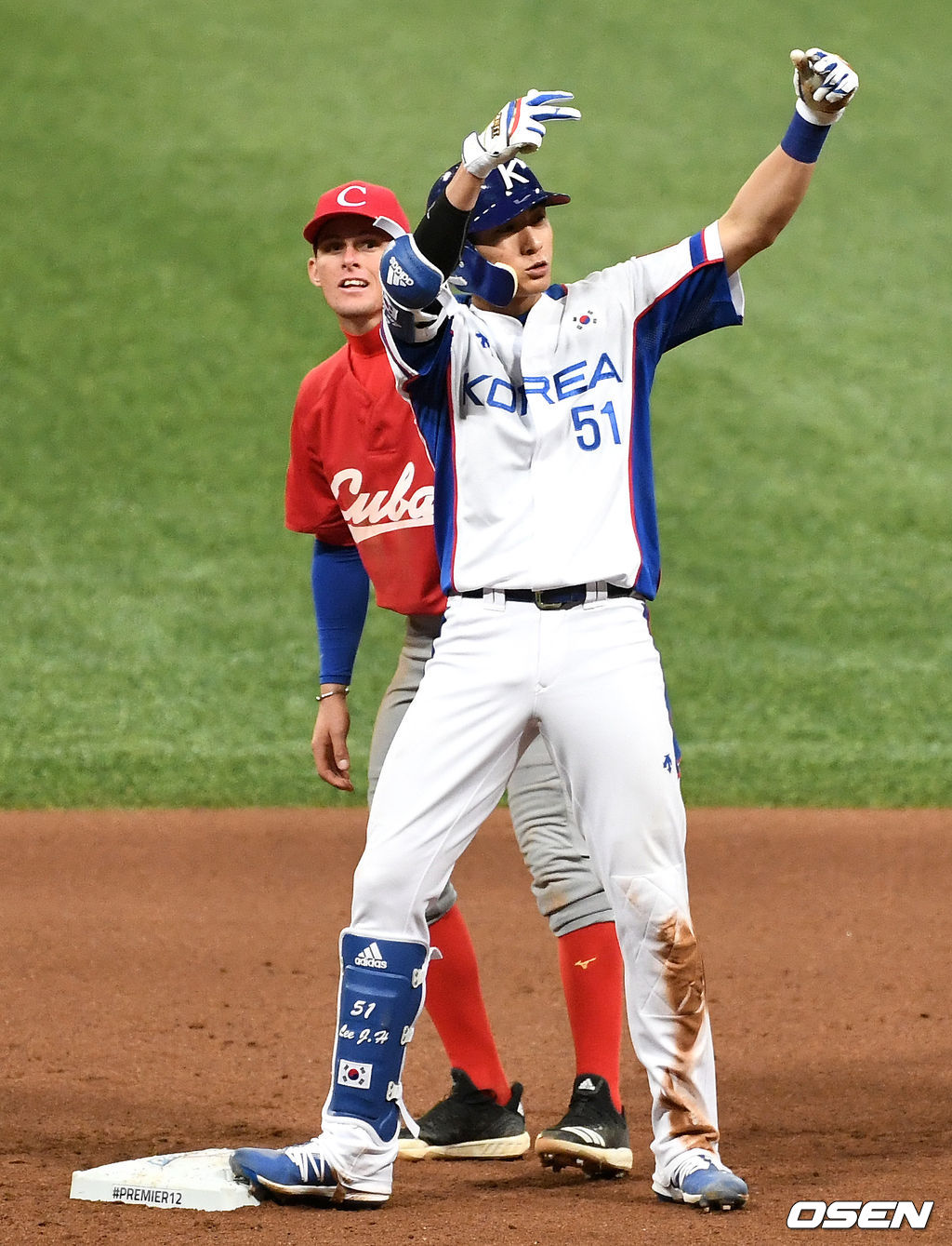 6회말 2사 3루 상황 한국 이정후가 달아나는 1타점 2루타를 날리고 2루에 안착해 세리머니를 하고 있다. /dreamer@osen.co.kr