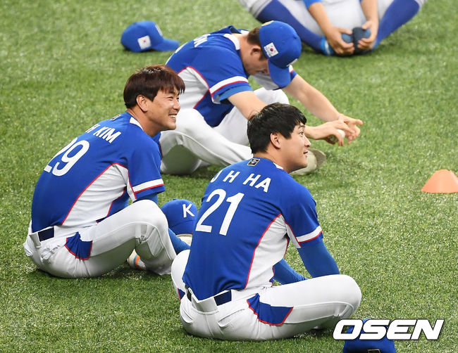 김광현과 하재훈이 스트레칭을 하며 이야기를 나누고 있다. /youngrae@osen.co.kr