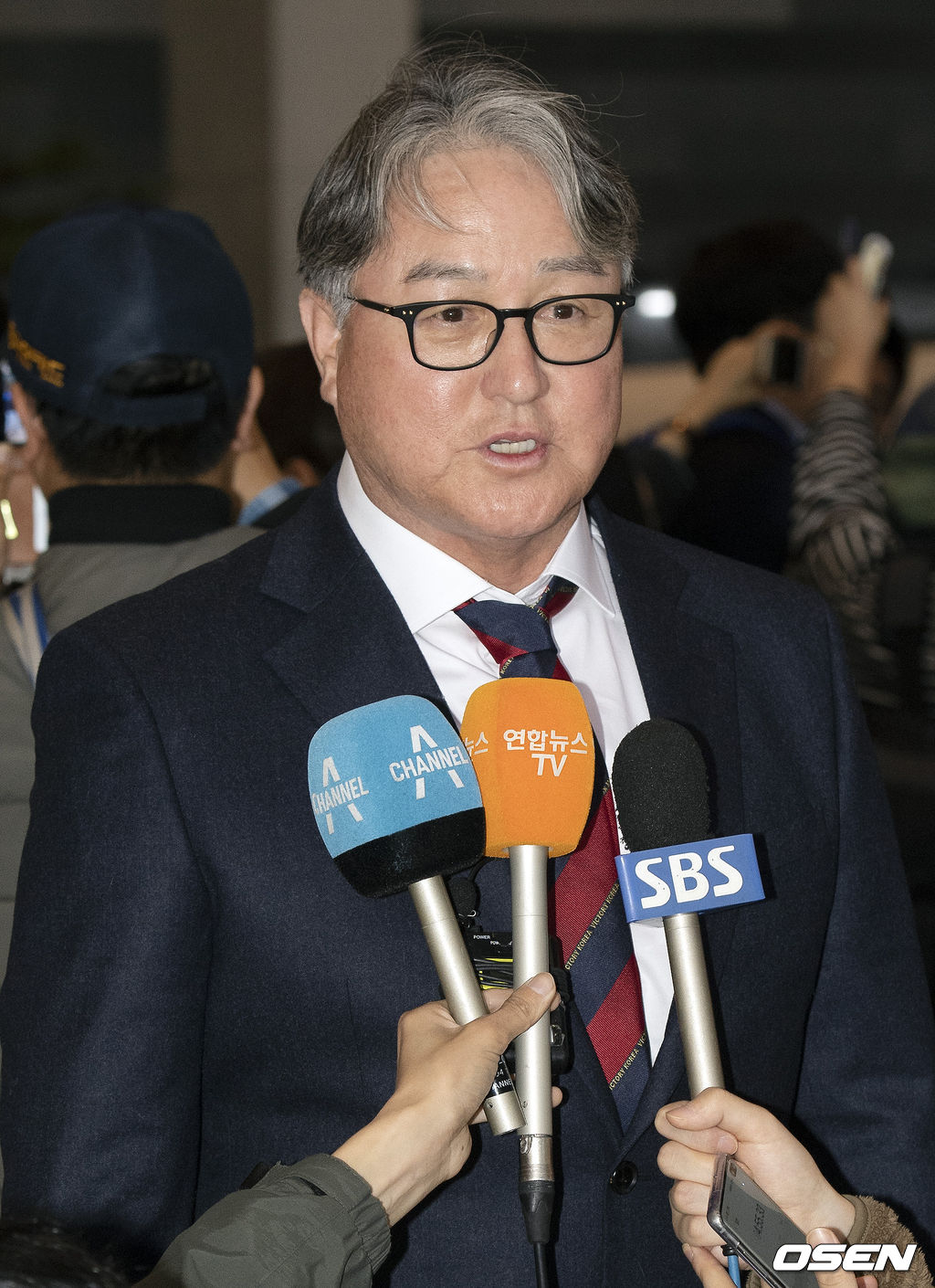김경문 감독이 이끄는 한국 야구대표팀이 9일 오후 '2019 세계야구소프트볼연맹(WBSC) 프리미어12' 슈퍼라운드 경기를 위해 일본으로 출국했다.김경문 감독이 출국 전 취재진과 인터뷰를 하고 있다.  /cej@osen.co.kr