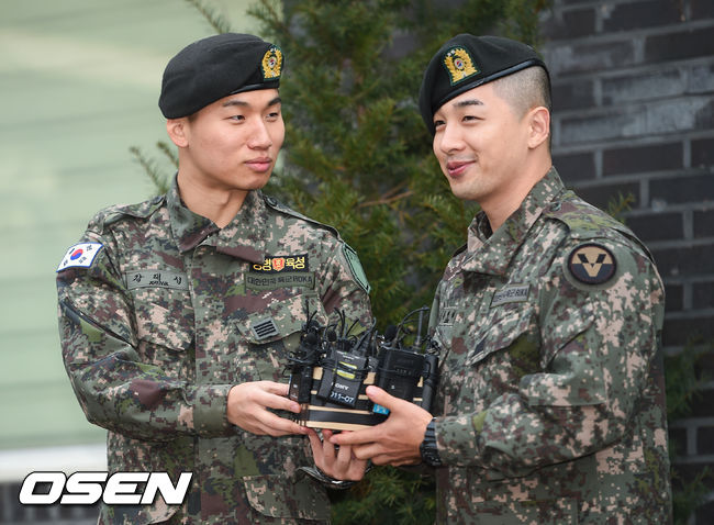 태양과 대성이 인터뷰 앞서 미소 짓고 있다 / soul1014@osen.co.kr