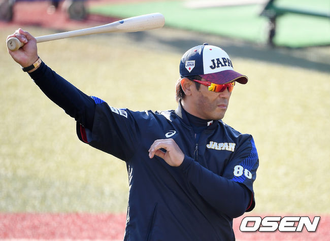 10일 오후 일본 지바현 ZOZO마린 스타디움에서 '2019 세계야구소프트볼연맹(WBSC) 프리미어12' 슈퍼라운드에 진출한 6개국 대표 선수들이 훈련을 진행했다.일본 이나바 감독이 훈련을 지켜보고 있다. /youngrae@osen.co.kr