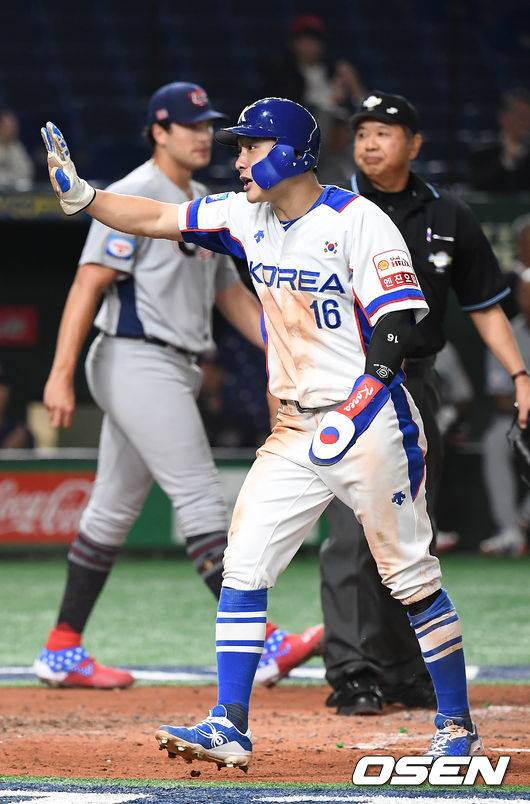 11일 오후 일본 도쿄돔에서 '2019 세계야구소프트볼연맹(WBSC) 프리미어12' 슈퍼라운드 한국과 미국의 경기가 열렸다.3회말 1사 1루 한국 김하성이 이정후의 안타때 홈으로 쇄도하다 아웃당한 뒤 더그아웃을 향해 비디오 판독을 요청하고 있다. /youngrae@osen.co.kr