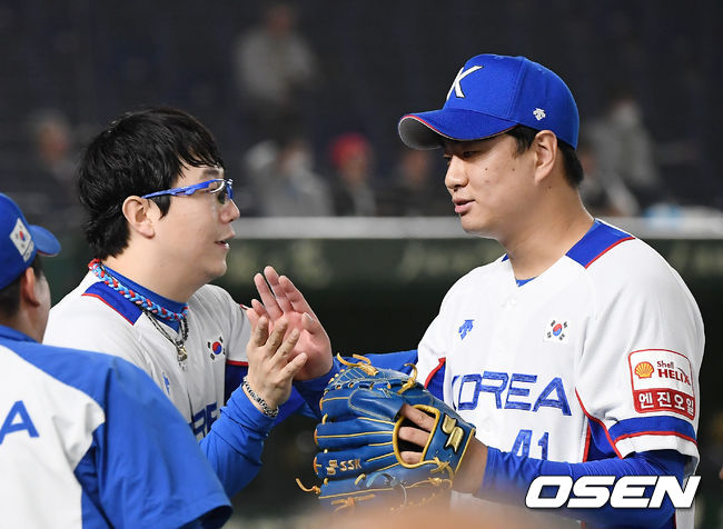 6회초 2사 2,3루 한국 이영하가 미국 봄을 삼진으로 처리한 뒤 양현종과 기뻐하고 있다. /youngrae@osen.co.kr