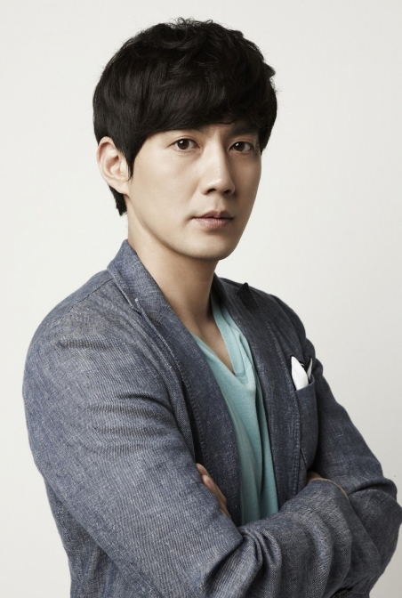 [사진=블루드래곤엔터테인먼트 제공] 배우 류진이 신인 시절 인연을 맺은 블루드래곤 엔터테인먼트와 다시 계약을 체결했다.