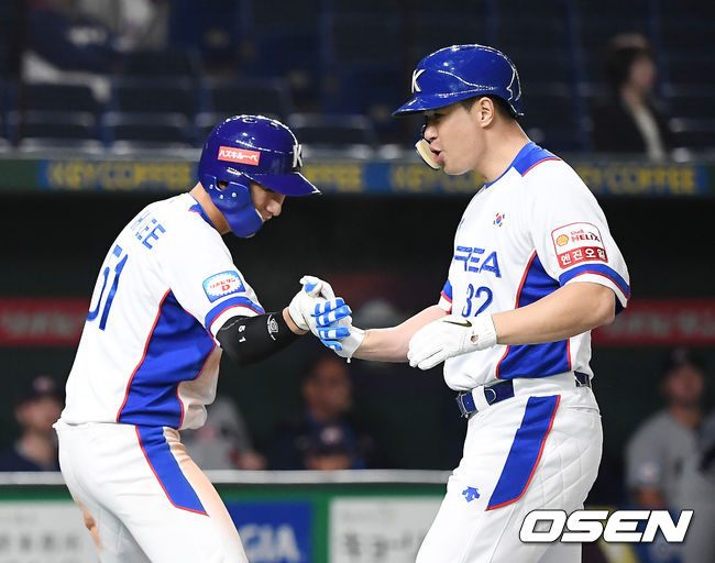 11일 오후 일본 도쿄돔에서 '2019 세계야구소프트볼연맹(WBSC) 프리미어12' 슈퍼라운드 한국과 미국의 경기가 열렸다.1회말 2사 1,3루 한국 김재환이 스리런 홈런을 때려낸 뒤 이정후와 기뻐하고 있다. /youngrae@osen.co.kr