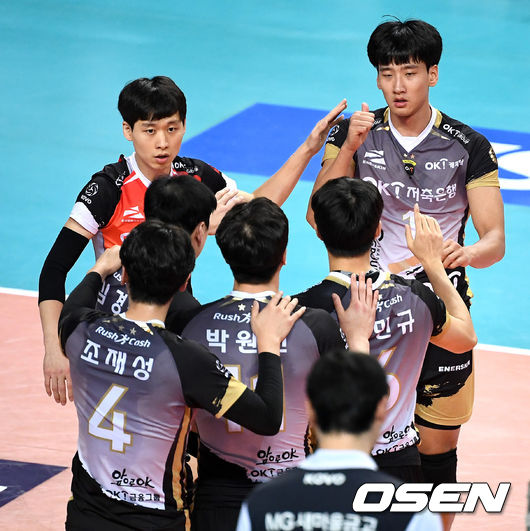 1세트, OK저축은행 선수들이 득점에 환호하고 있다. /dreamer@osen.co.kr