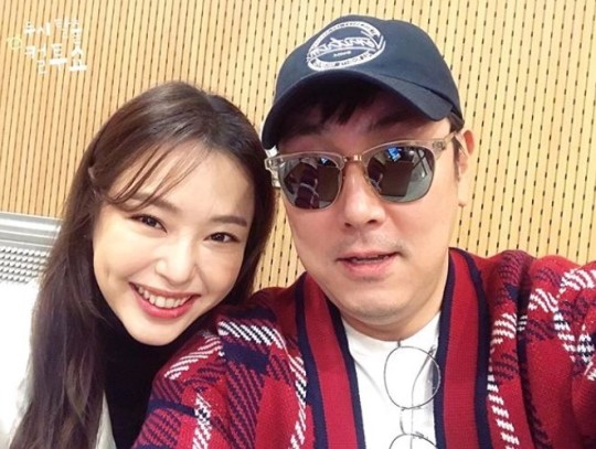 [사진=컬투쇼 SNS] '컬투쇼' 제작진이 공개한 조진웅(오른쪽), 이하늬 출연 인증샷.