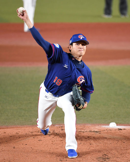 12일 오후 일본 지바현 ZOZO마린 스타디움에서 '2019 세계야구소프트볼연맹(WBSC) 프리미어12' 슈퍼라운드 한국과 대만의 경기가 열렸다.1회말 무사에서 대만 선발투수 장이가 역투하고 있다. /youngrae@osen.co.kr
