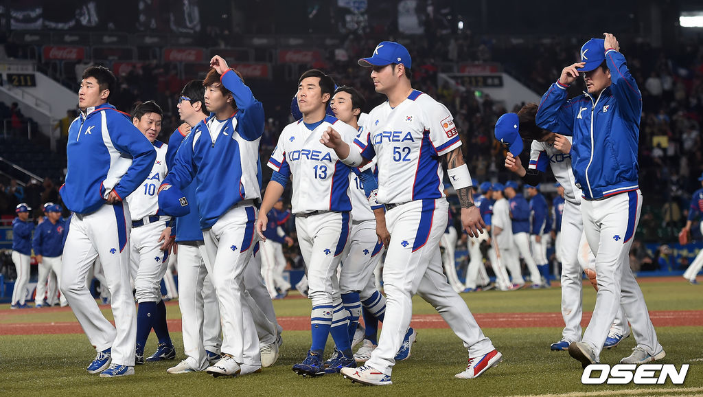 한국은 12일 일본 지바 ZOZO마린 스타디움에서 열린 ‘2019 WBSC 프리미어 12’ 슈퍼라운드 2차전 대만과의 경기에서 0-7로 충격의 패배를 당했다. 이로써 한국은 슈퍼라운드 전적 2승1패가 됐다. 한국 선수단이 그라운드를 나서고 있다. /youngrae@osen.co.kr