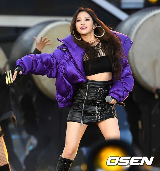 라이엇 게임즈의 두 가상 그룹에 모두 참여한 (여자)아이들의 소연.