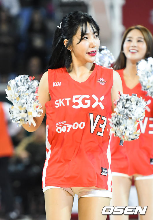 10일 오후 서울 잠실학생체육관에서 ‘2019-2020 현대모비스 KBL’ 서울 SK와 전주 KCC의 경기가 열렸다.이날 서울 SK는 전주 KCC를 상대로 엎 79-74로 승리했다.SK 치어리더 임세현이 공열을 하고 있다./ksl0919@osen.co.kr