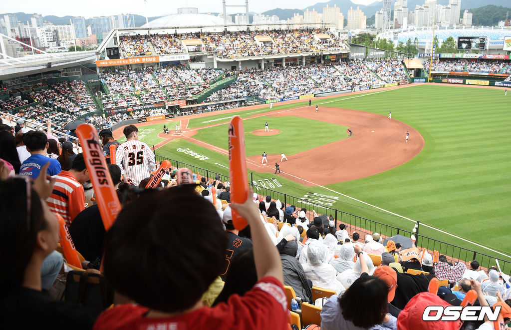 경기장을 가득 메운 야구팬이 열띤 응원을 펼치고 있다./sunday@osen.co.kr