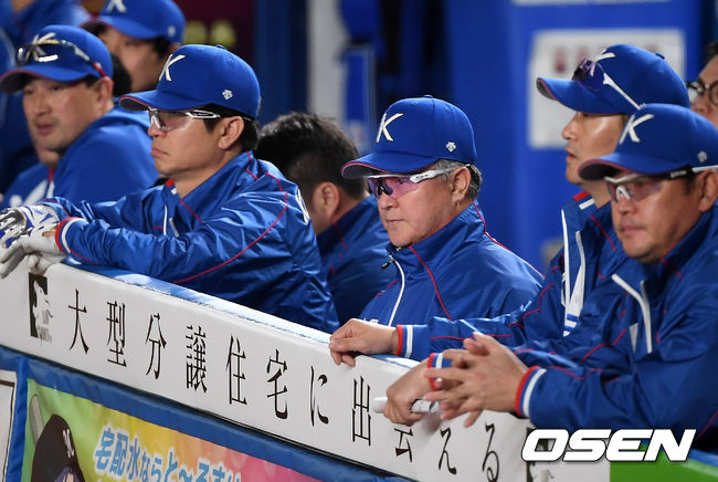 12일 오후 일본 지바현 ZOZO마린 스타디움에서 '2019 세계야구소프트볼연맹(WBSC) 프리미어12' 슈퍼라운드 한국과 대만의 경기가 열렸다.1회초 한국 김경문 감독이 더그아웃에서 경기를 바라보고 있다. /youngrae@osen.co.kr