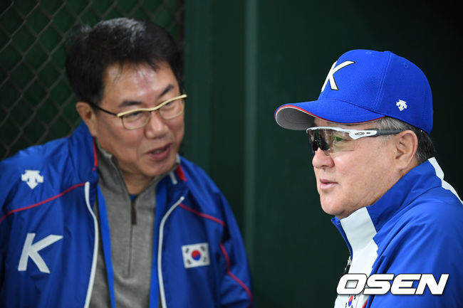 김경문 감독과 김시진 기술위원장이 이야기를 나누고 있다. /youngrae@osen.co.kr