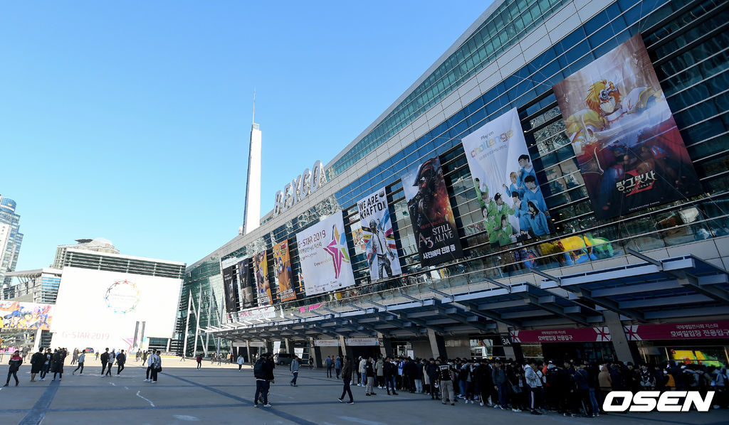 수많은 게임 팬들이 전시장으로 입장하고 있다. / ksl0919@osen.co.kr