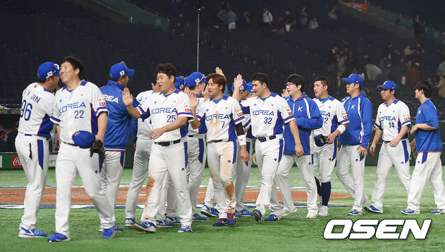 한국 야구 대표팀은 11일 일본 도쿄돔에서 열린 ‘2019 WBSC 프리미어 12’ 슈퍼라운드 1차전 미국과의 경기에서 5-1로 승리를 거뒀다. 승리를 거둔 한국 대표팀이 기뻐하고 있다. /youngrae@osen.co.kr