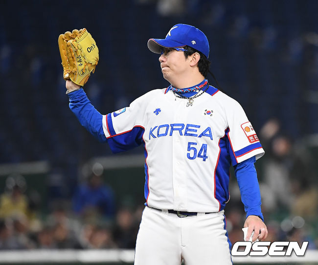 6회초 무사 한국 양현종이 미국 루커에게 솔로 홈런을 허용한 뒤 아쉬워하고 있다. /youngrae@osen.co.kr