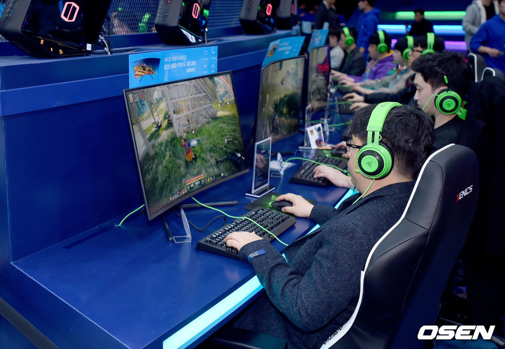 14일 부산 해운대 우동 벡스코에서 국제게임전시회 ‘2019 지스타'가 개막됐다.올해 15회째를 맞이한 이번 행사는 한국게임산업협회(K-GAMES)가 주최하고 지스타조직위원회와 부산정보산업진흥원이 공동 주관을 맡아 오는 17일까지 4일 간 개최된다.참가자들이 쉐도우아레나를 시연해보고 있다. / ksl0919@osen.co.kr