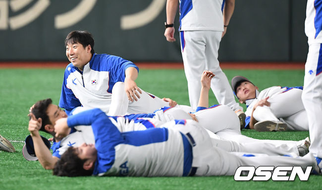 김현수가 훈련에 앞서 몸을 풀고 있다. /youngrae@osen.co.kr