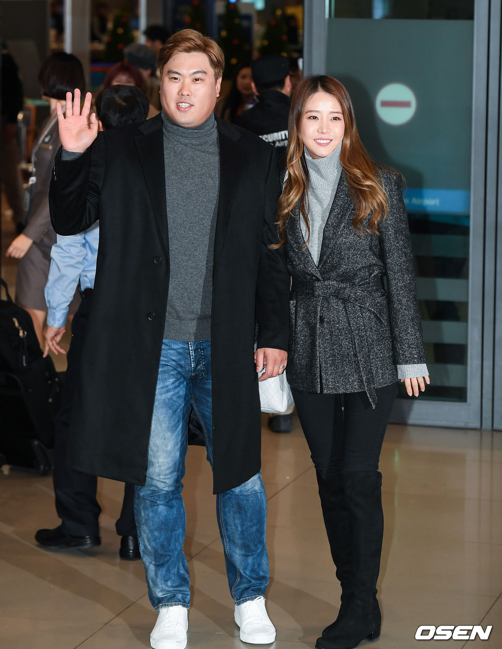 류현진과 배지현 부부가 입국장에서 들어서 포즈를 취하고 있다.   /  soul1014@osen.co.kr