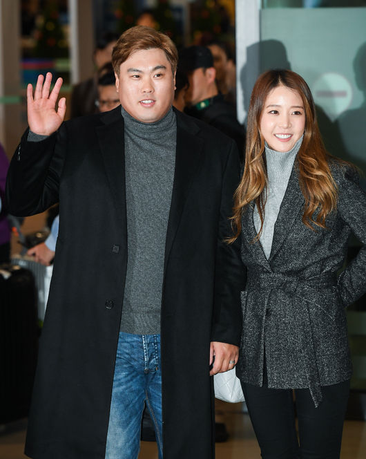 류현진과 배지현 부부가 입국장에서 들어서 포즈를 취하고 있다.   /  soul1014@osen.co.kr