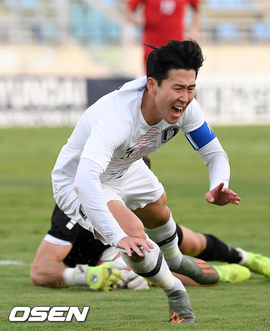 후반전 한국 손흥민이 레바논 골키퍼 칼릴의 팔에 걸려 넘어지고 있다./ rumi@osen.co.kr
