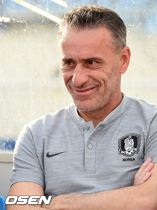 경기에 앞서 한국 벤투 감독이 그라운드를 바라보고 있다./ rumi@osen.co.kr