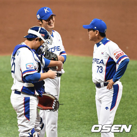 3회초 2사 1, 2루 상황 마운드를 방문한 최일언 코치와 투수 박종훈-포수 양의지가 대화를 나누고 있다. /dreamer@osen.co.kr